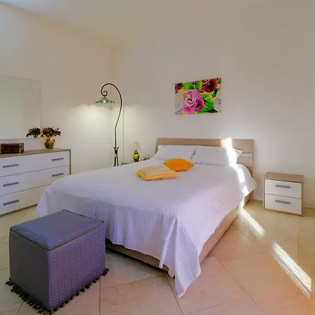 Apartment Iona