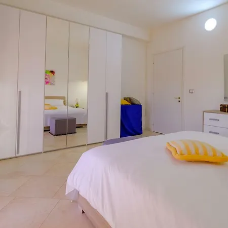 Iona Apartment *